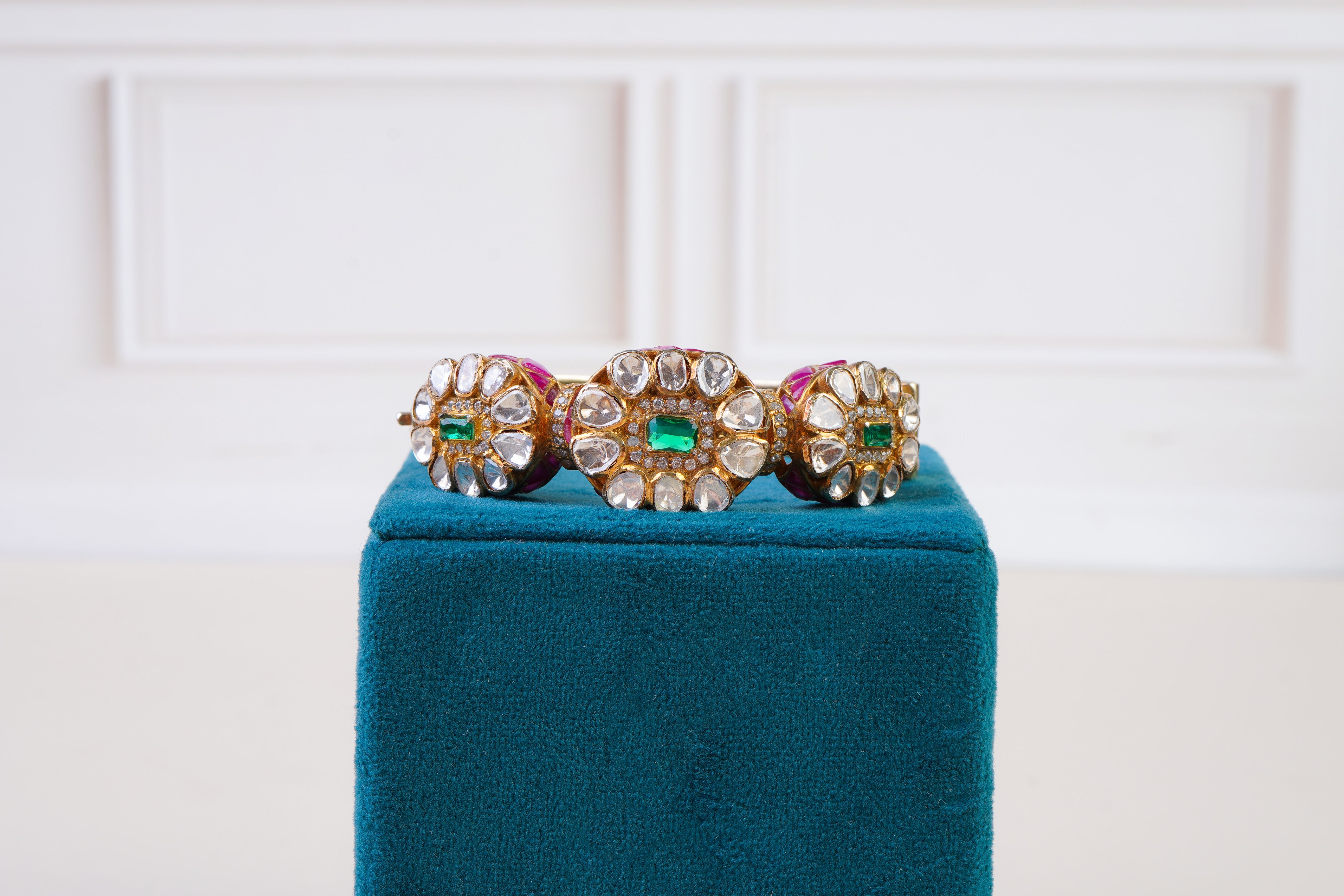 Elegant Kundan Polki Kada Bracelet with Emerald & Ruby Detailing