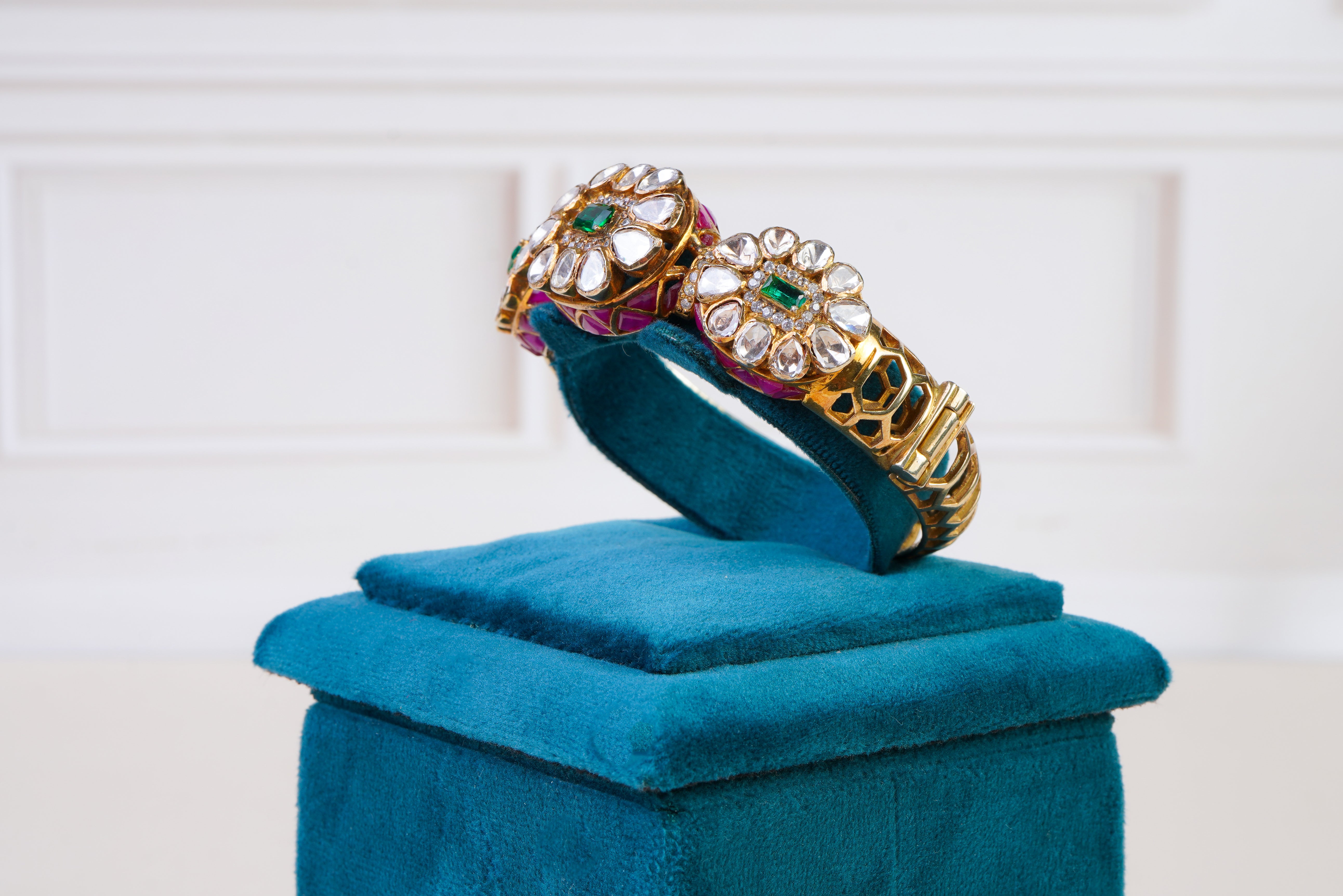 Elegant Kundan Polki Kada Bracelet with Emerald & Ruby Detailing