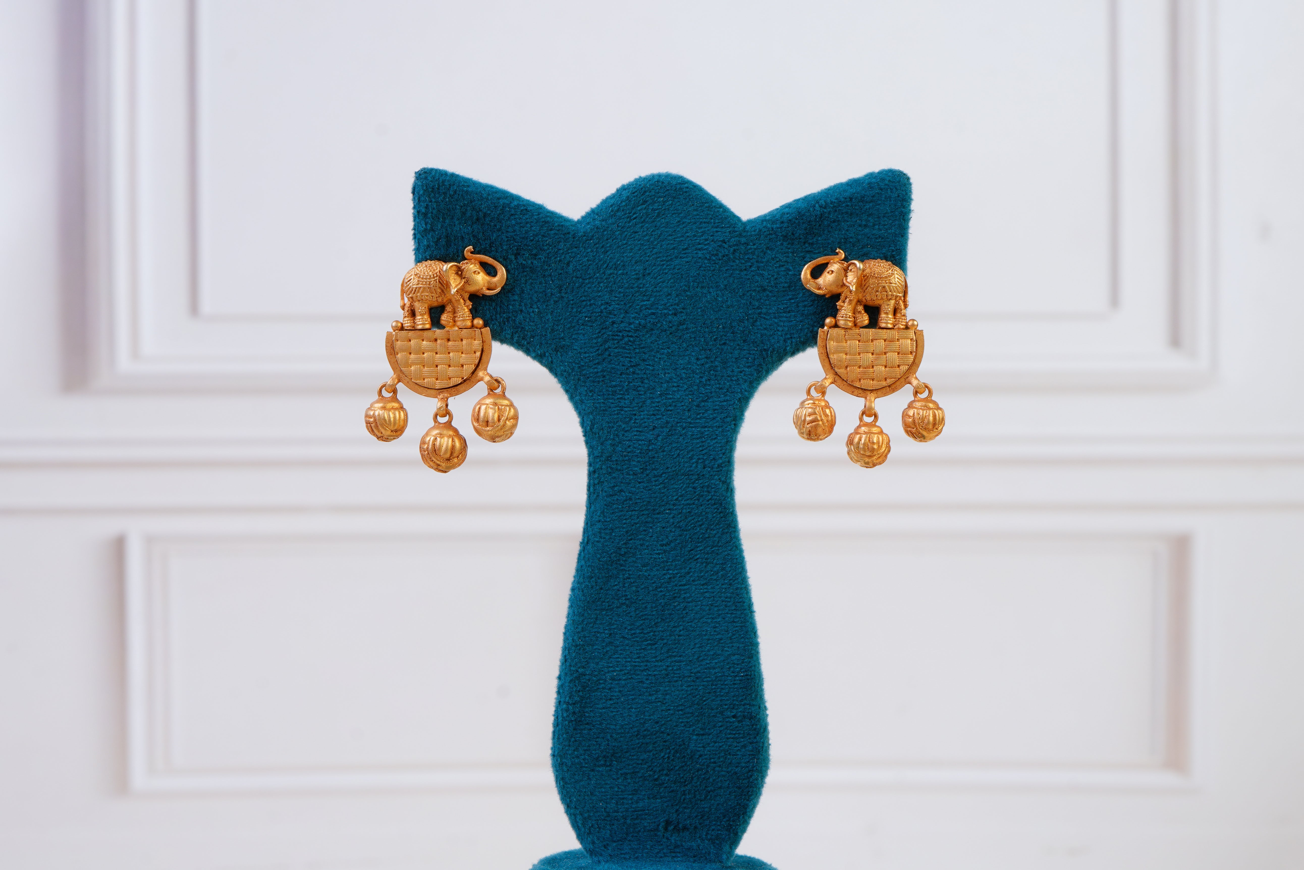 Royal Elephant Temple Pearl Choker Set