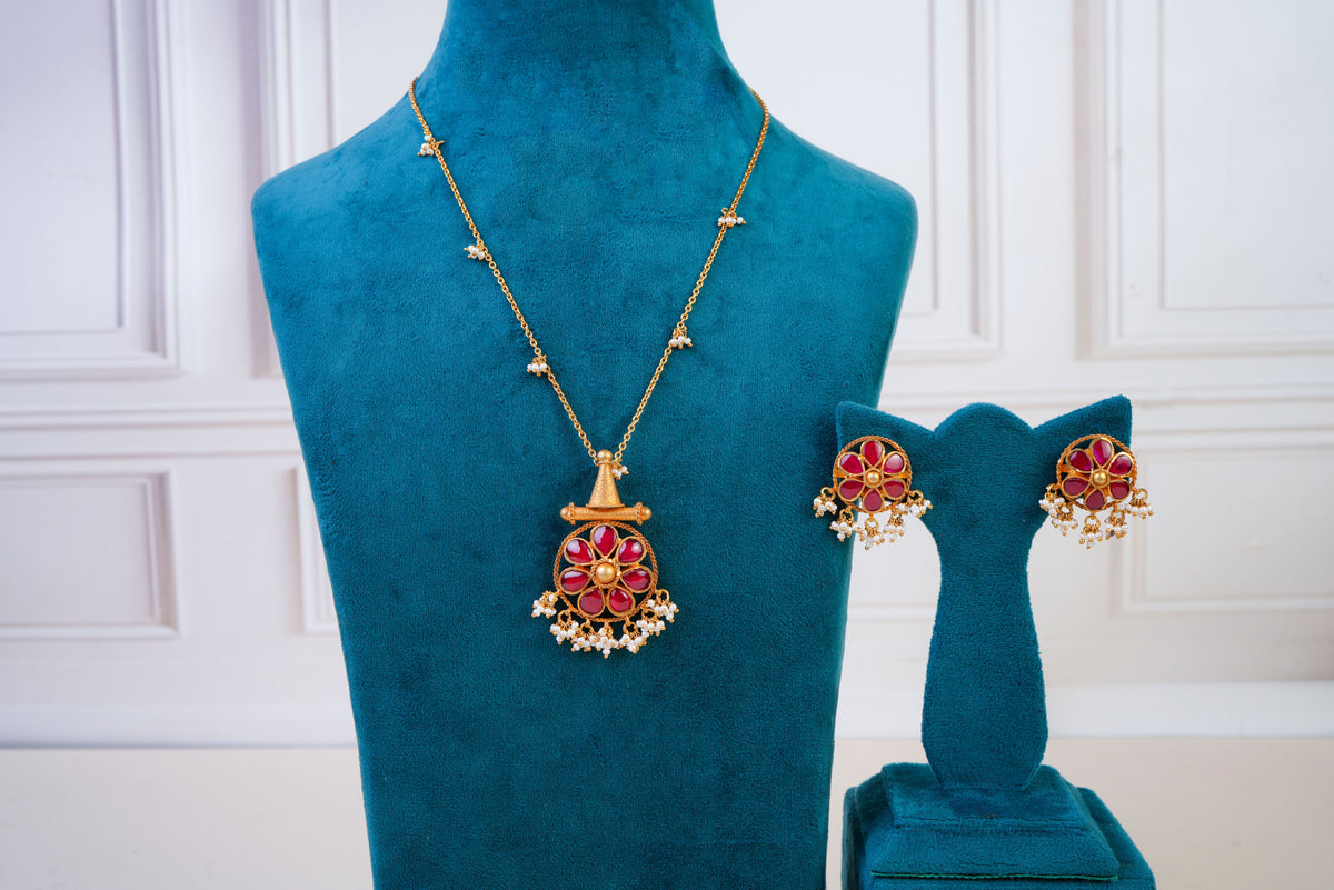 Elegant Floral Kundan Pendant Set