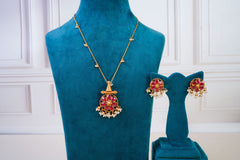 Elegant Floral Kundan Pendant Set