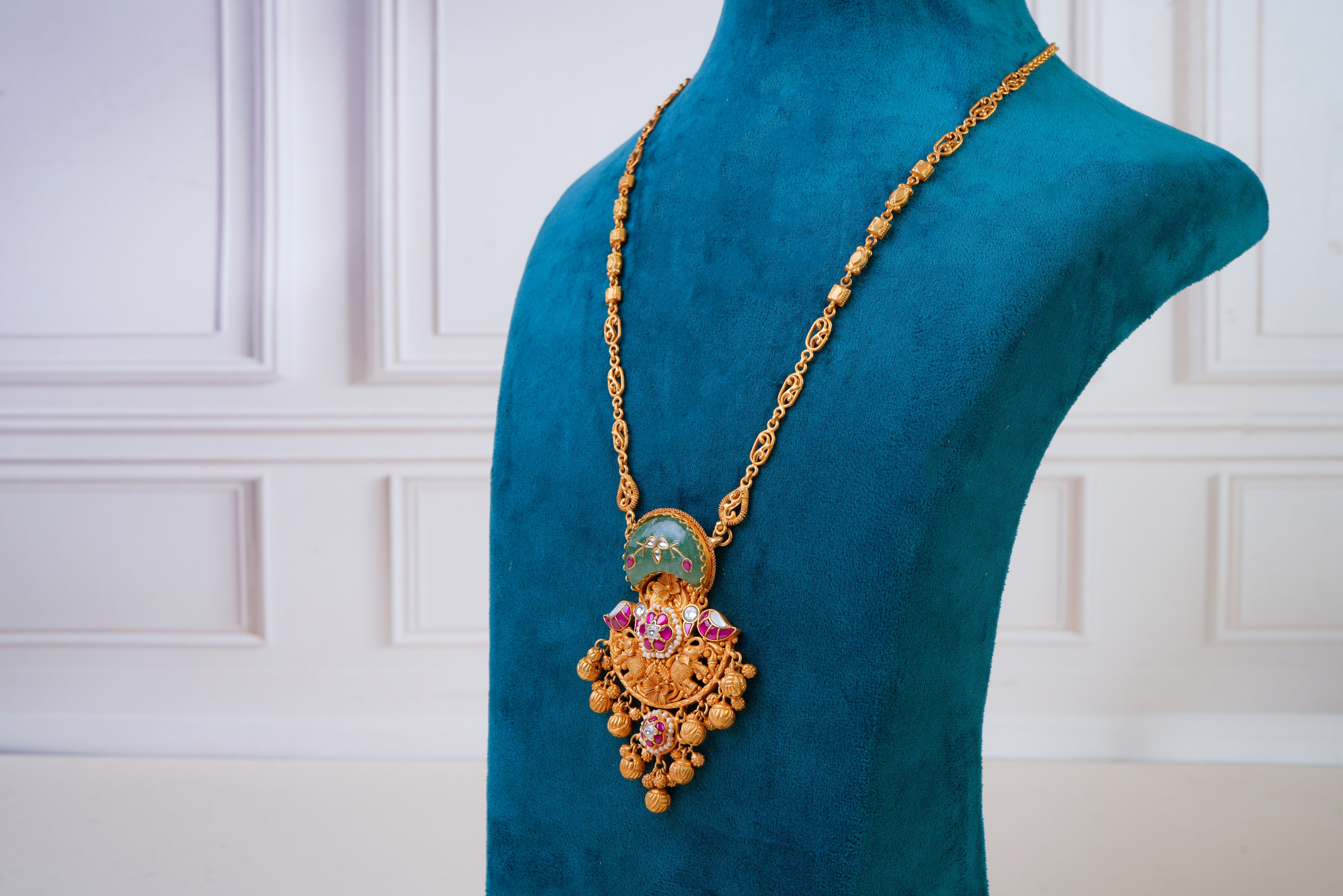 Royal Temple Kundan Pendant Set